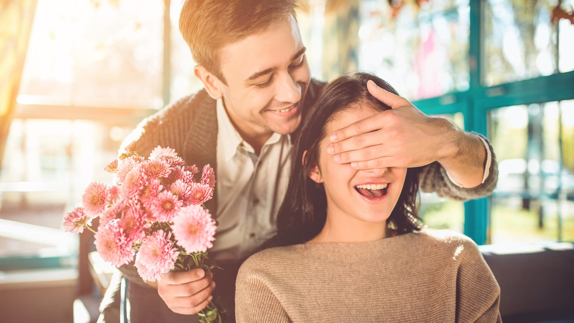 Valentinstag: Kleine Aufmerksamkeiten wie Blumen oder Schokolade werden gerne am Tag der Liebe verschenkt.