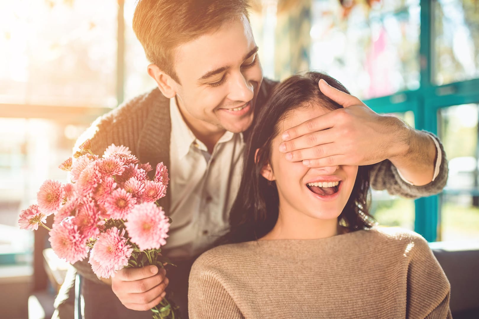 Valentinstag: Kleine Aufmerksamkeiten wie Blumen oder Schokolade werden gerne am Tag der Liebe verschenkt.