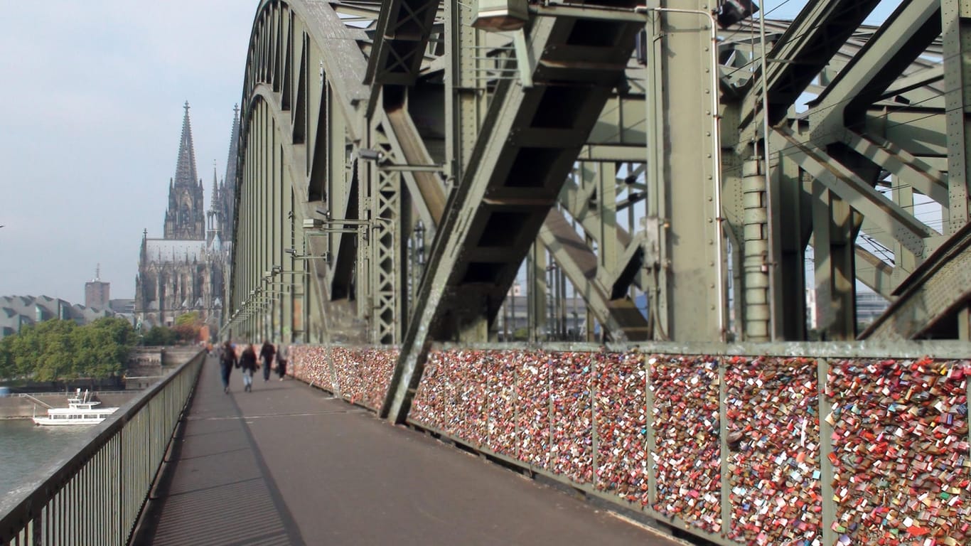 Hohenzollernbrücke: Sogenannte Liebesschlösser werden seit Jahren an der Brücke befestigt.