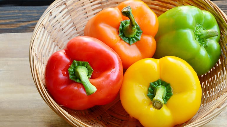 Paprika in unterschiedlichen Farben: Rote Paprika sind am längsten gereift und dadurch sowohl am süßesten, als auch am vitaminreichsten.