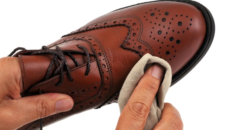 Schuhe putzen: Damit Schuhe sich erholen und richtig austrocknen können, sollten sie nach dem Tragen rund 24 Stunden im Schrank bleiben.