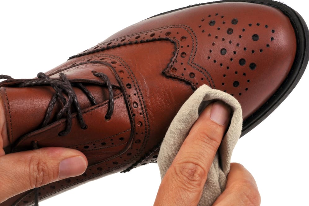 Schuhe putzen: Damit Schuhe sich erholen und richtig austrocknen können, sollten sie nach dem Tragen rund 24 Stunden im Schrank bleiben.