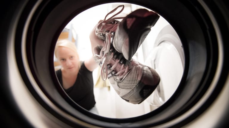 Waschmaschine: Nicht alle Schuhe dürfen maschinell gereinigt werden.