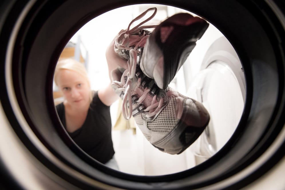 Waschmaschine: Nicht alle Schuhe dürfen maschinell gereinigt werden.