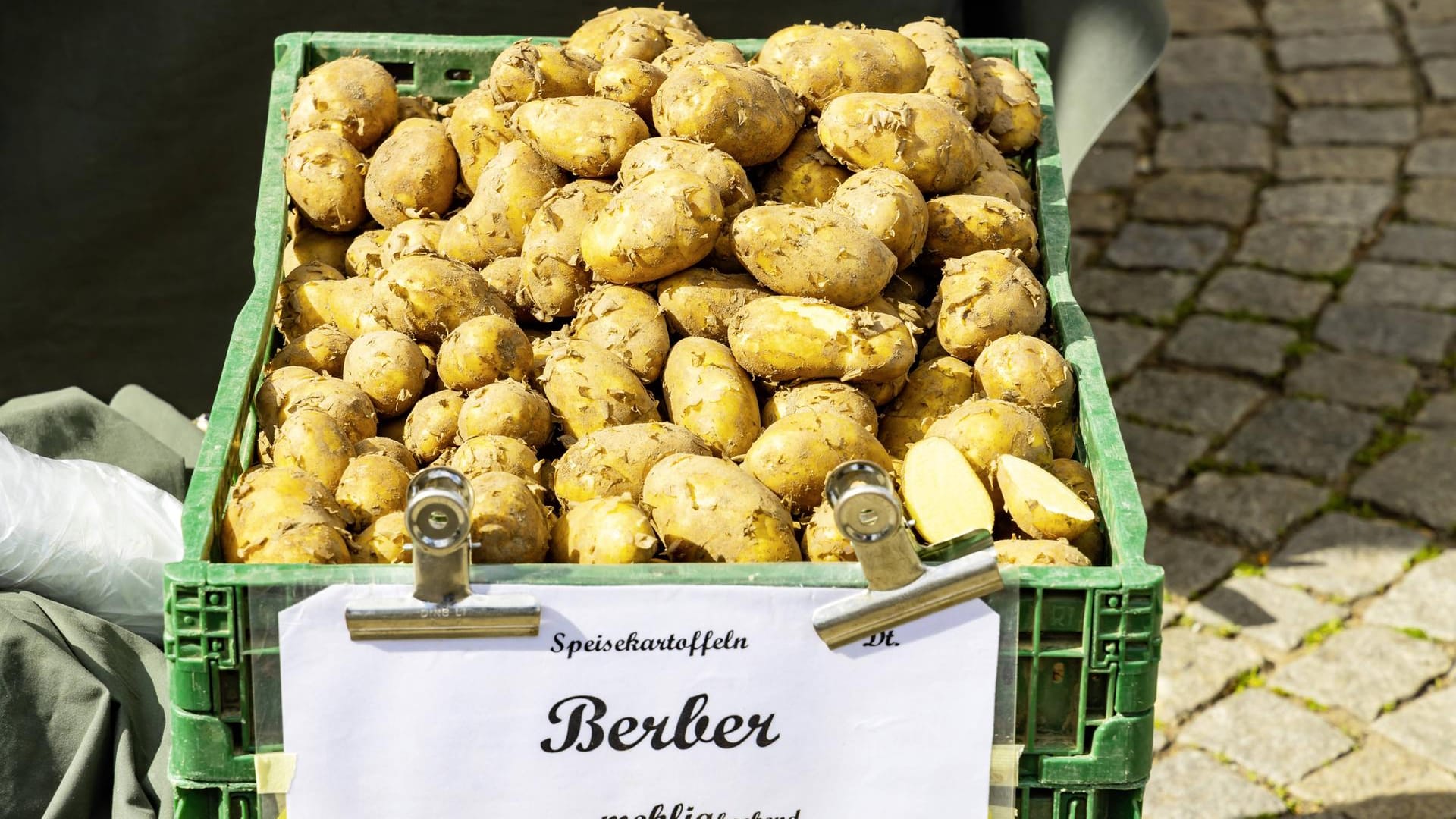 Wochenmarkt: Hier werden oft verschiedene Kartoffelsorten angeboten, zum Beispiel Berber. Sie ist eine vorwiegend festkochende, früh reifende Sorte.