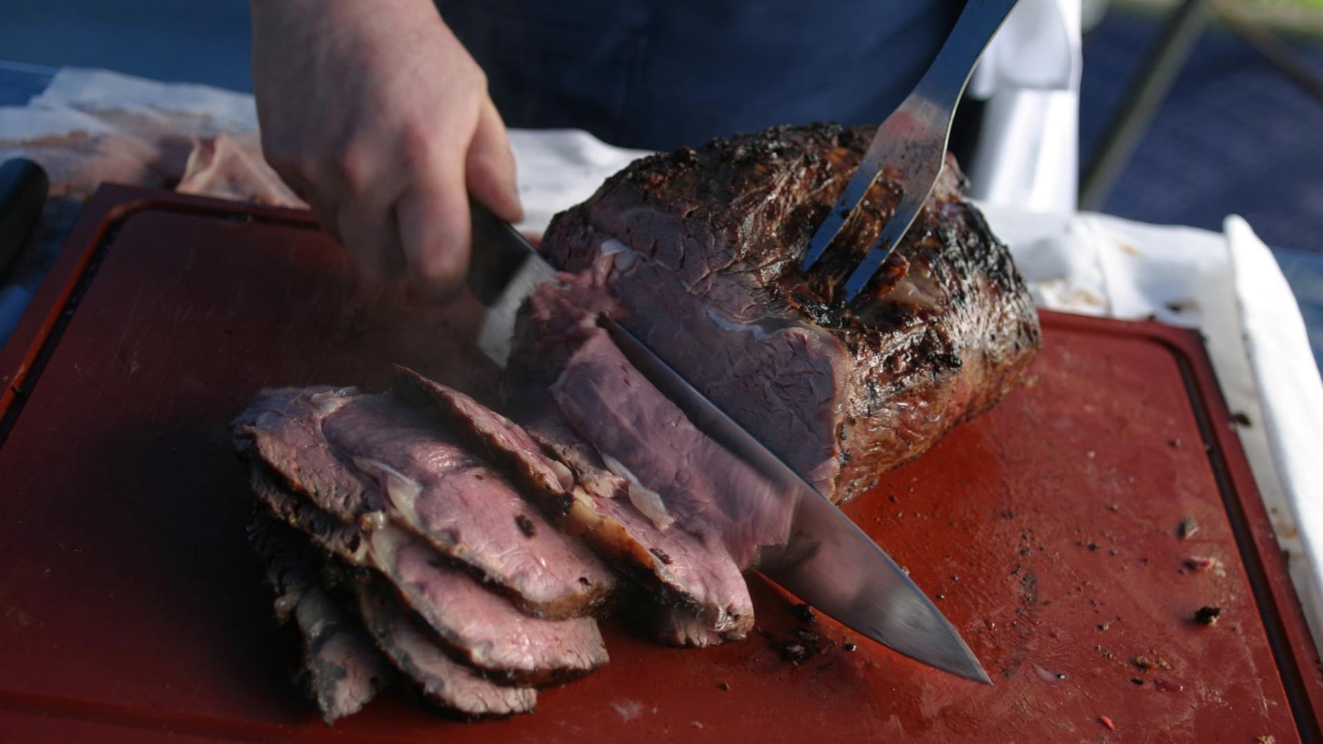 Das Wort Tranchieren leitet sich aus dem französischen Wort "trancher", zu Deutsch "zerlegen", ab. Beim Tranchieren wird nicht nur Fleisch wie Braten oder Geflügel, sondern auch Obst und Gemüse geschickt zerlegt. Wichtigstes Hilfsmittel hierbei ist ein scharfes Messer oder eine Geflügelschere.