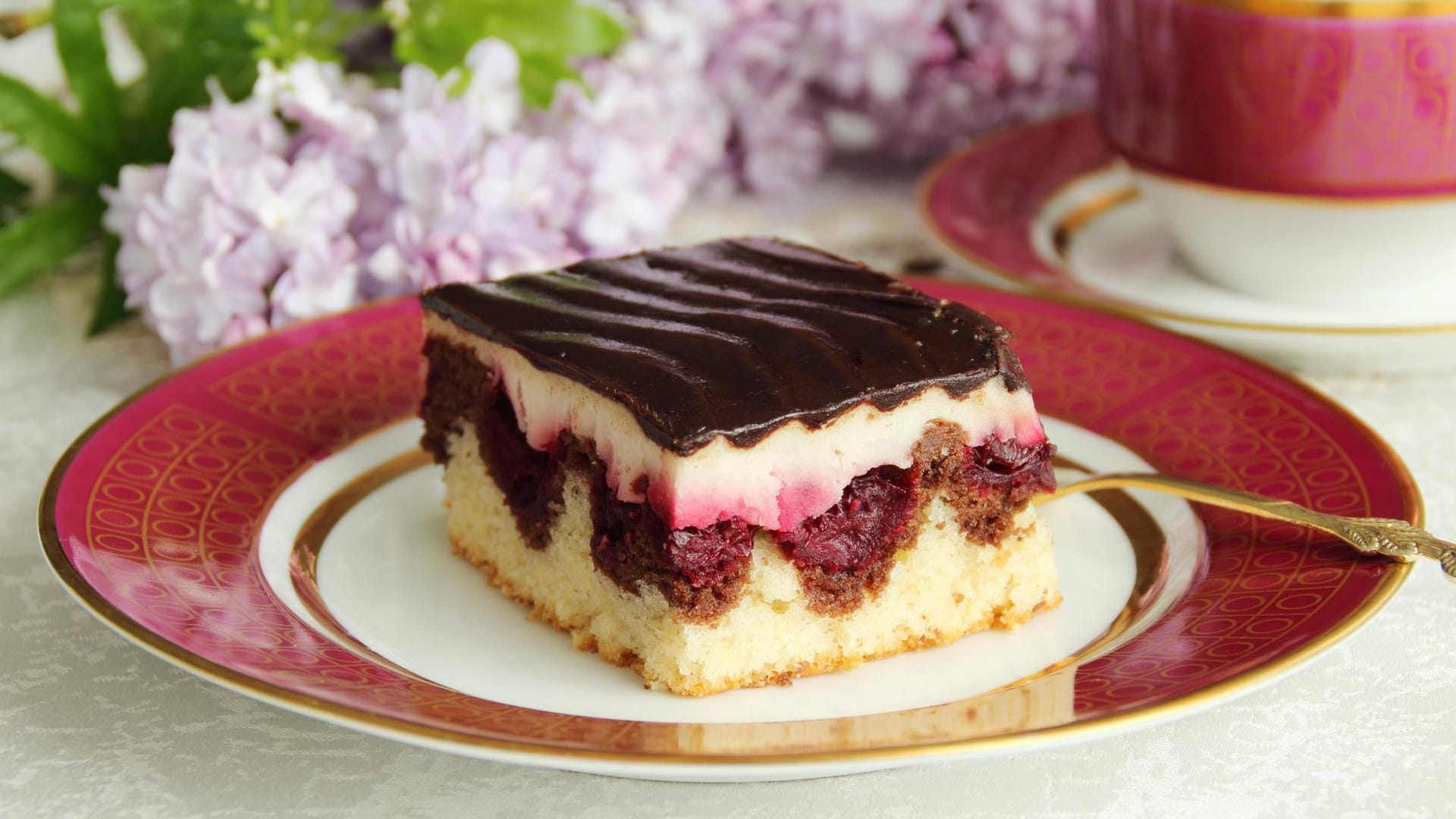 Donauwelle: Der Kuchen wird auch Schneewittchenkuchen genannt.