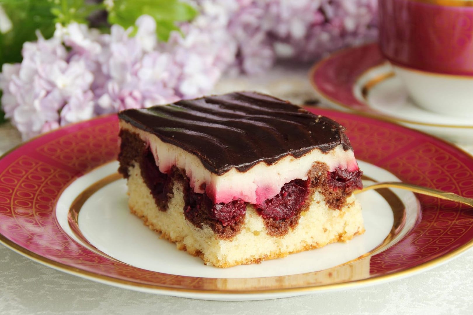 Donauwelle: Der Kuchen wird auch Schneewittchenkuchen genannt.