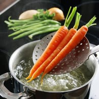 Karotten: Beim Blanchieren bleibt das Gemüse schön bissfest.