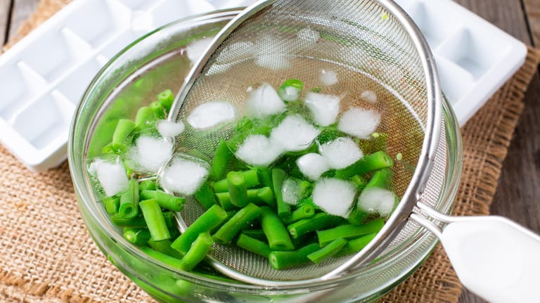Bohnen: Mit Eiswasser wird das Gemüse schnell abgekühlt.