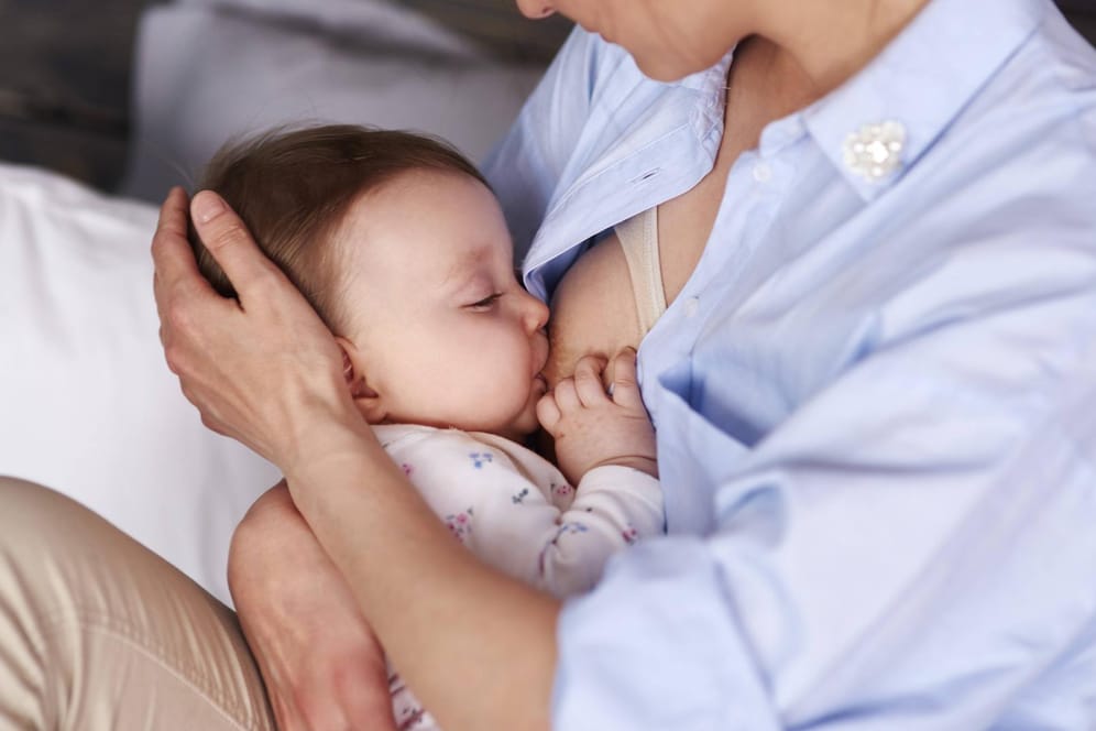 Stillen: Das Kind stimuliert durch das Saugen an der Brust die weitere Milchbildung.