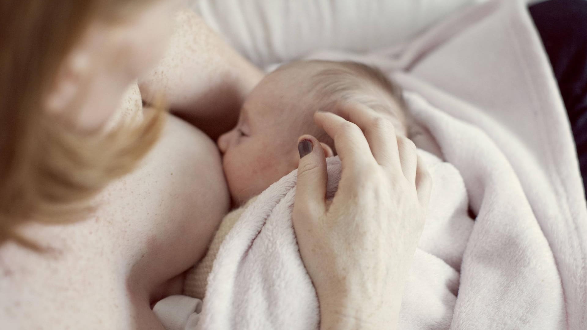 Stillen: Abwehrstoffe der Mutter werden beim Trinken auf das Baby übertragen.