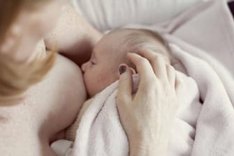 Stillen: Abwehrstoffe der Mutter werden beim Trinken auf das Baby übertragen.