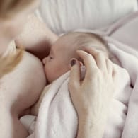 Stillen: Abwehrstoffe der Mutter werden beim Trinken auf das Baby übertragen.