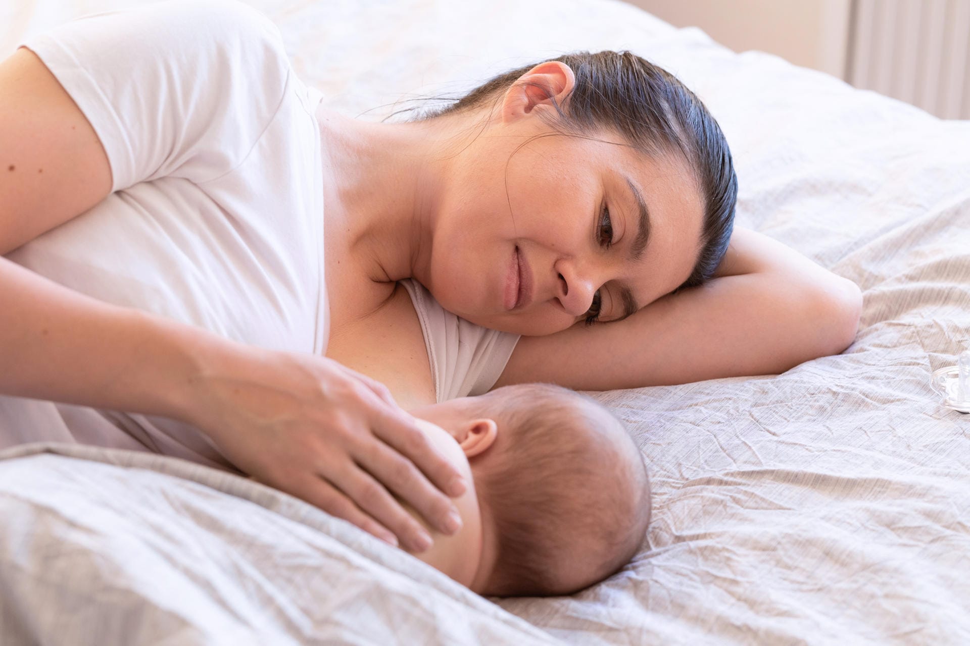 Stillen: In den ersten vier Monaten brauchen Babys nur Muttermilch oder Muttermilchersatz. Diese enthält die wichtigsten Nahrungsstoffe, die für die Säuglinge notwendig sind.