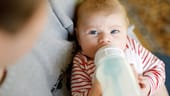 Milchfläschchen: Fütterung mit der Flasche kommt meistens aus praktischen Gründen infrage, beispielsweise wenn die Mutter wieder arbeiten geht oder wenn sie zu wenig Milch hat.