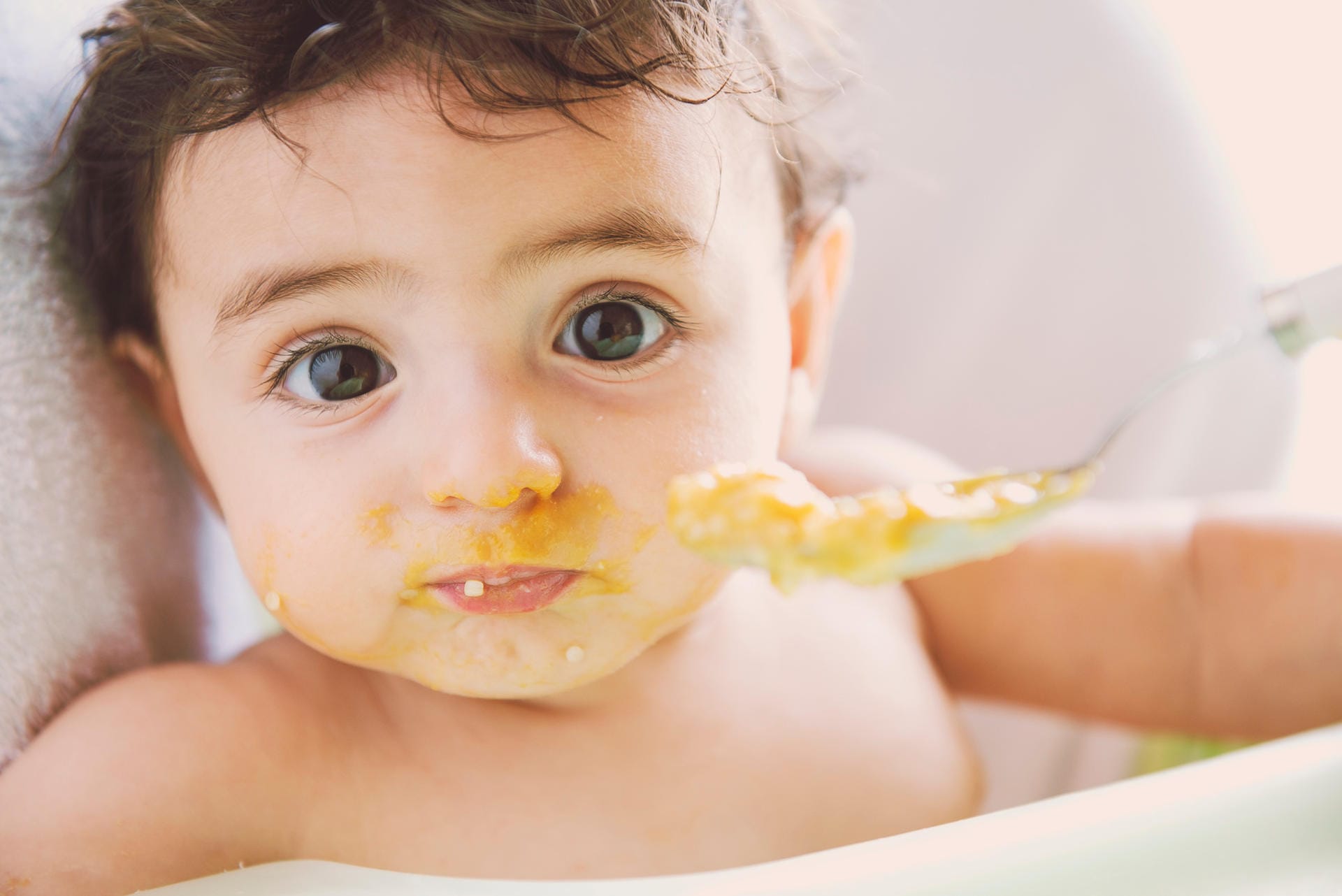 Babybrei: Ab dem fünften Lebensmonat können Sie anfangen, die Mahlzeiten Ihres Babys mit verschiedenen Sorten von pürierter Nahrung zu ersetzen.