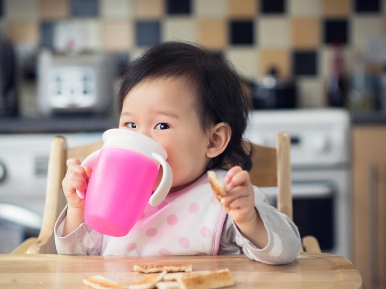 Schnabeltasse: Wenn Sie die Milchmahlzeiten des Babys reduzieren, sollten Sie darauf achten, dass Ihr Kind weiterhin genügend trinkt – etwa mit einer Schabeltasse.