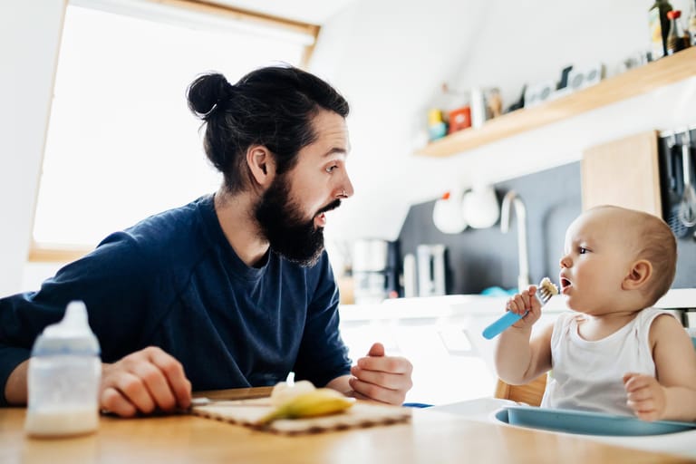 Feste Kost: Wenn die ersten Zähne da sind und Ihr Baby Interesse an den Mahlzeiten der Familienmitglieder zeigt, ist es Zeit, langsam mit den festen Mahlzeiten anzufangen.