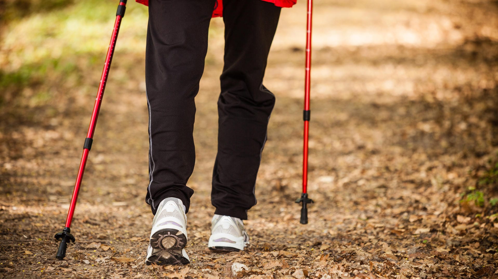 Nordic Walking: Der Sport kann eine Alternative sein, wenn die Belastung durch das Joggen zu hoch ist.