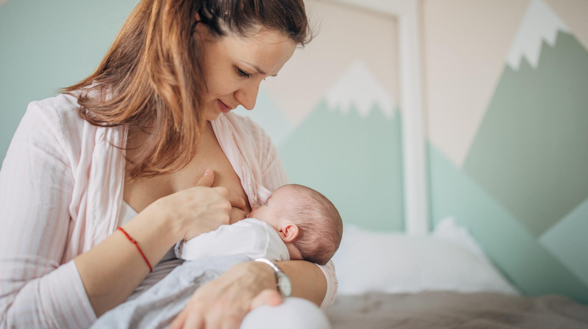 Stillen: Trinkt das Baby nicht genug, kann sich Milch in den Brüsten stauen.