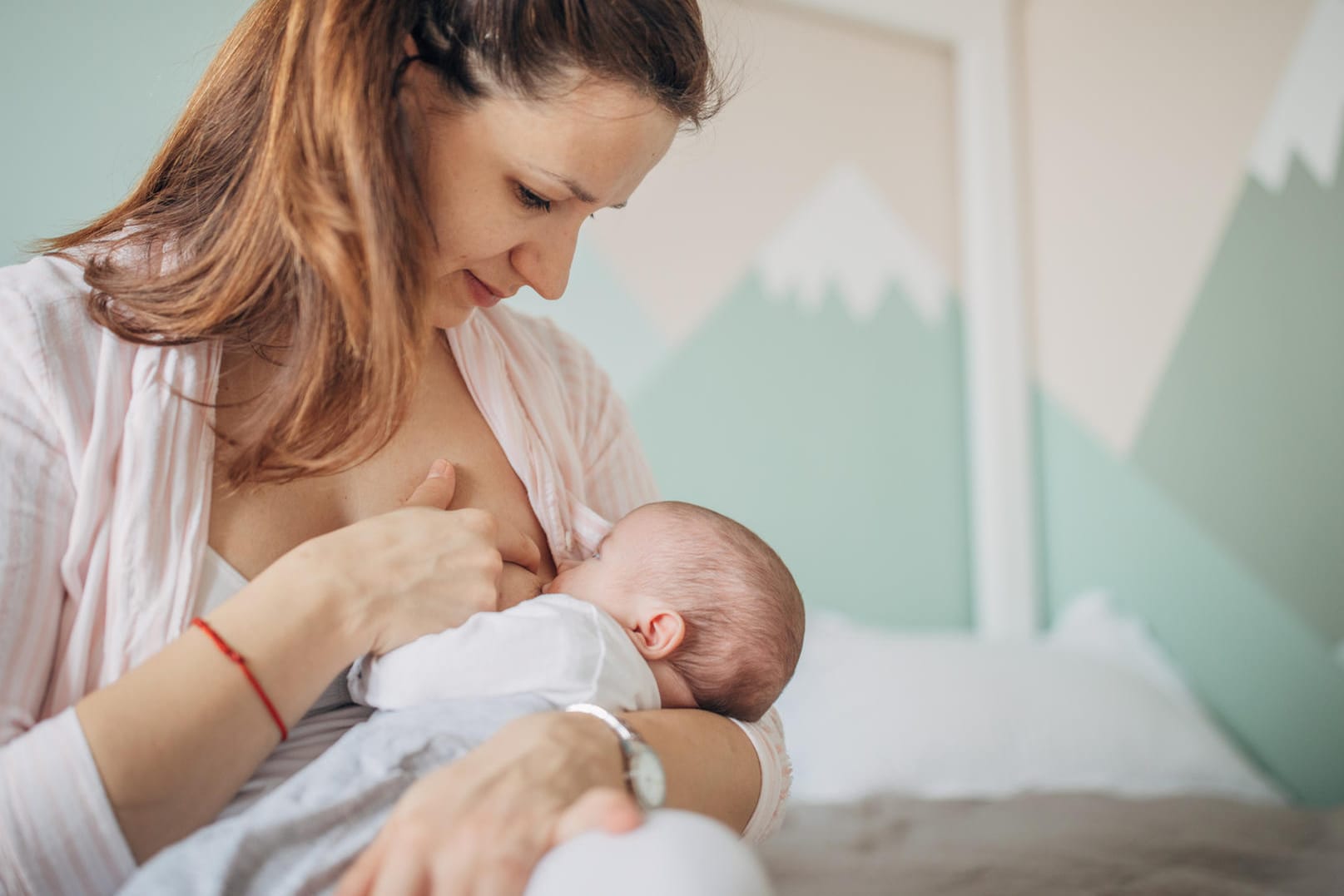 Stillen: Trinkt das Baby nicht genug, kann sich Milch in den Brüsten stauen.