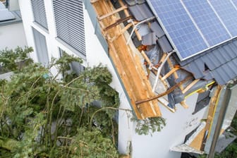 Sturmschaden: Kontrollieren Sie bei einer Sturmwarnung den Zustand der Bäume auf Ihrem Grundstück. Durch die Böen abgerissene Äste können zu schweren Schäden am Haus führen.