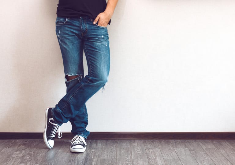 Jeans: Jeanshosen gibt es in allen Farben, Formen, Preis- und Qualitätskategorien. Mit einer klassischen dunkelblauen Jeans liegen Sie aber auf jeden Fall richtig. Wichtig bei der Suche nach der richtigen Passform ist, dass die Hose am Bund nicht einschneidet oder absteht. Tipp: Jeanshosen weiten sich beim Tragen, dies sollten Sie bei der Hosenwahl berücksichtigen.