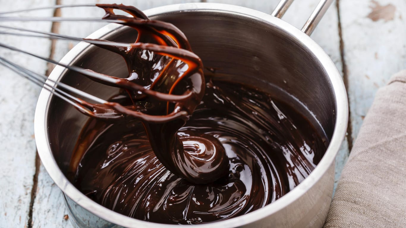 Ganache: Je mehr Schokolade Sie für die Creme verwenden, desto fester wird sie.