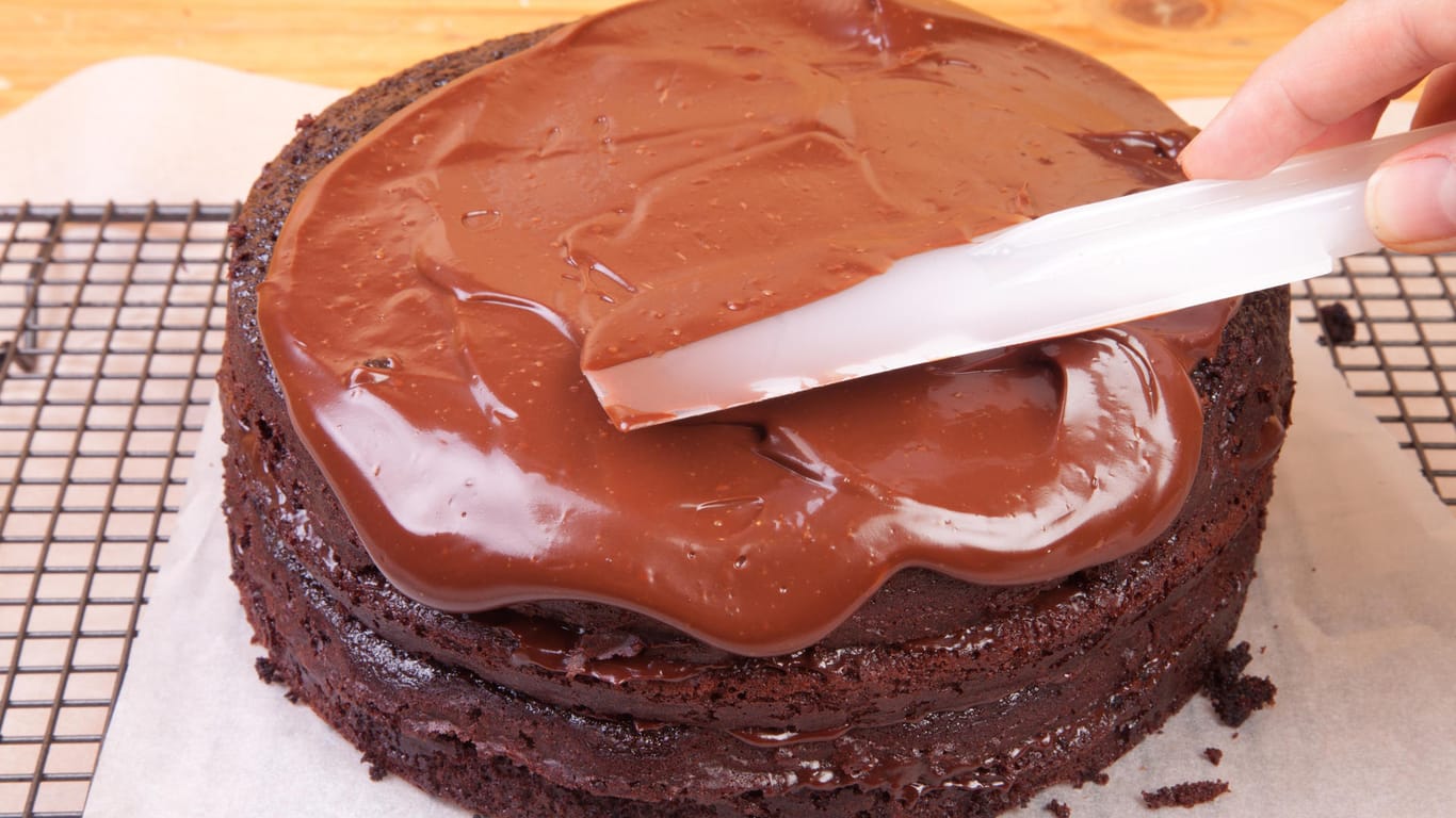Ganache: Durch das Aufstreichen der Schokoladencreme bekommt ein Kuchen eine glatte Oberfläche.