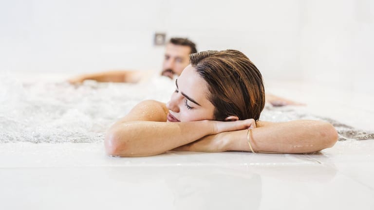 Relaxen: Im Whirlpool eines FKK-Hotels darf selbstverständlich nackt entspannt werden.
