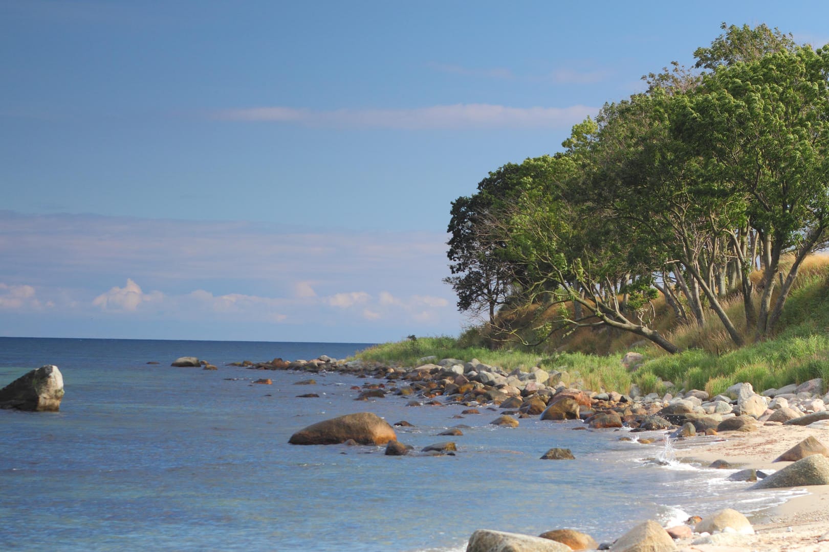 Fehmarn: Die flachen Strände sind ideal für Familien, die entspannt einen Tag am Wasser genießen wollen.