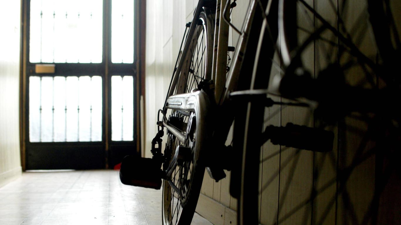 Fahrrad im Hausflur: Es kann zum Beispiel in der Wohnung, im eigenen Keller oder wenn vorhanden, im Fahrradkeller abgestellt werden.