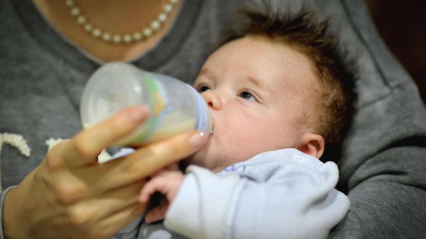 Fläschchenfütterung: Mütter können Muttermilch abpumpen und sie ihrem Baby später geben.