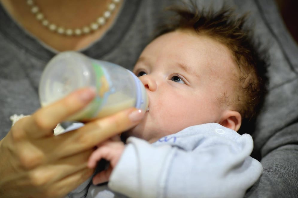Fläschchenfütterung: Mütter können Muttermilch abpumpen und sie ihrem Baby später geben.