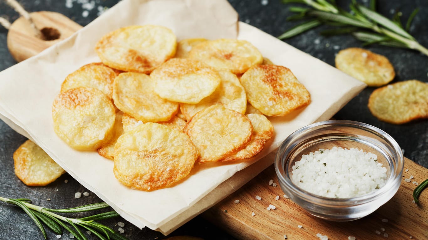 Selbstgemachte Chips: Die meisten industriell hergestellten Kartoffelchips enthalten viel Fett – das können Sie beim Selbstmachen reduzieren.
