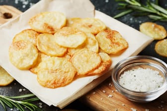 Selbstgemachte Chips: Die meisten industriell hergestellten Kartoffelchips enthalten viel Fett – das können Sie beim Selbstmachen reduzieren.