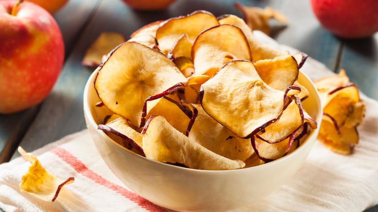 Apfelchips: Sie lassen sich ähnlich herstellen wie Kartoffelchips.