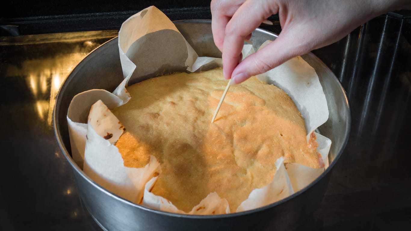 Biskuitboden: Mit einem Trick können Sie prüfen, ob Sie den Kuchenboden schon aus dem Ofen nehmen können.
