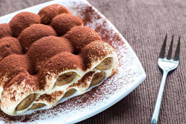 Tiramisu gehört zu den berühmtesten italienischen Süßspeisen. Der Name bedeutet so viel wie "Zieh mich hoch" oder frei übersetzt "Hilf mir hoch". Grund dafür ist der starke Espresso, der der Süßspeise den richtigen Kick gibt.