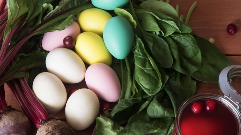 Eier färben: Natürliche Farben sind gesundheitlich unbedenklich.