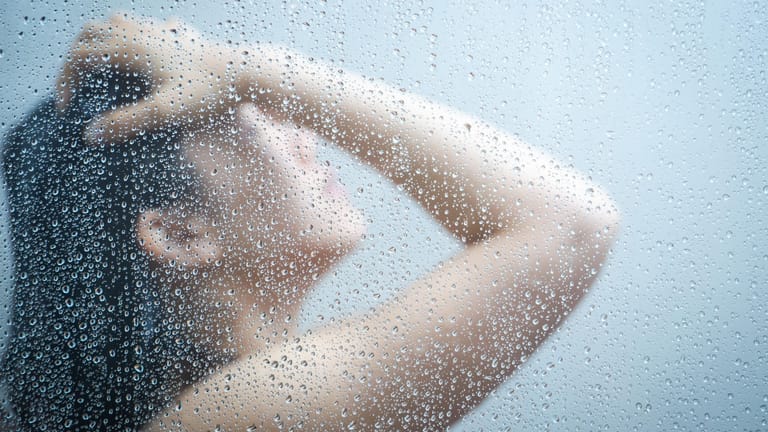 Kalte Duschen erfrischen den Körper, während Wärme die Muskeln entspannt und beim Stressabbau helfen.