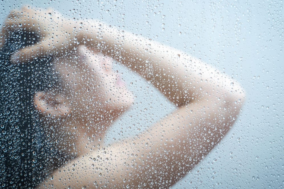 Kalte Duschen erfrischen den Körper, während Wärme die Muskeln entspannt und beim Stressabbau helfen.