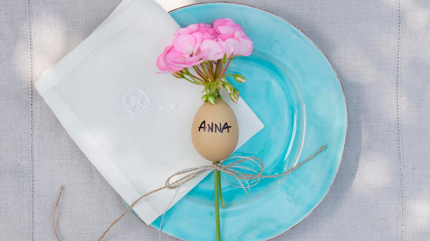 Osterdeko: Ein ausgeblasenes beschriftetes Ei ist eine tolle österliche Alternative zu klassischen Namensschildern.