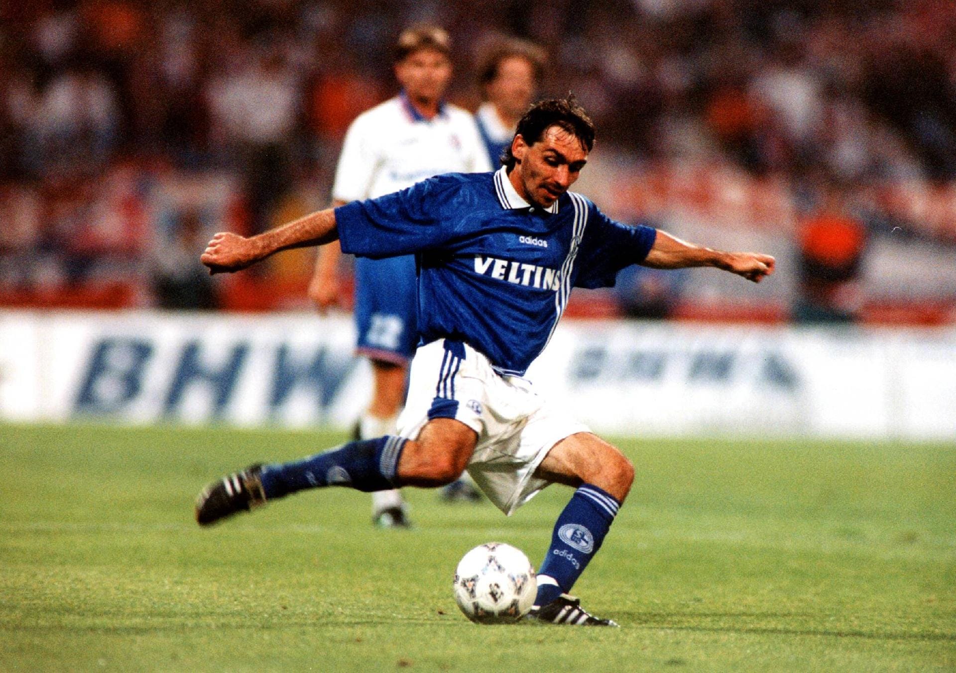 Auch Jiri Nemec war einer dieser Malocher, die einfach zum FC Schalke passten. Von 1993 bis 2002 ackerte der langjährige tschechische Nationalspieler im Mittelfeld der Königsblauen, war bei allen Höhenflügen von Uefa-Cup-Sieg bis Vizemeisterschaft und DFB-Pokal-Erfolgen dabei. Nach dem Karriereende 2006 versuchte sich Nemec auch als Trainer, war zuletzt bis Juni 2019 in seiner Heimat beim Drittligisten Sokol Brozany angestellt.