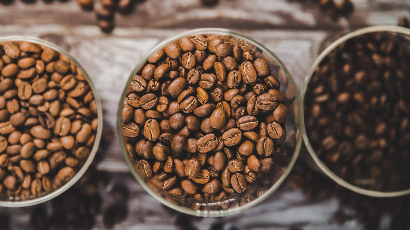Kaffeebohnen: Auch ganze Bohnen sollten immer in einem luftdicht verschlossenem Gefäß gelagert werden.