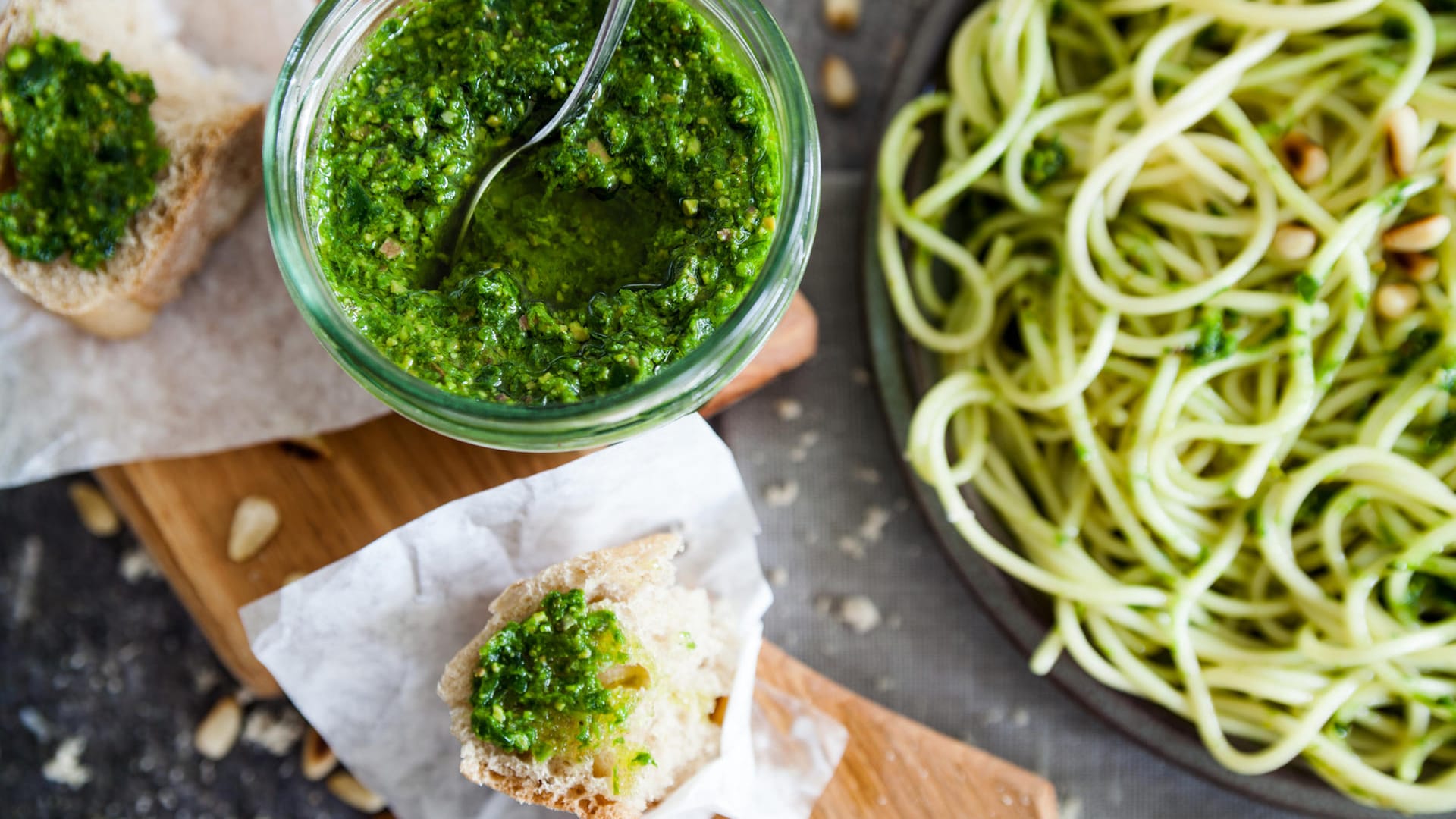 Bärlauchpesto: Das Pesto schmeckt gut zu Nudeln oder pur aufs Brot.