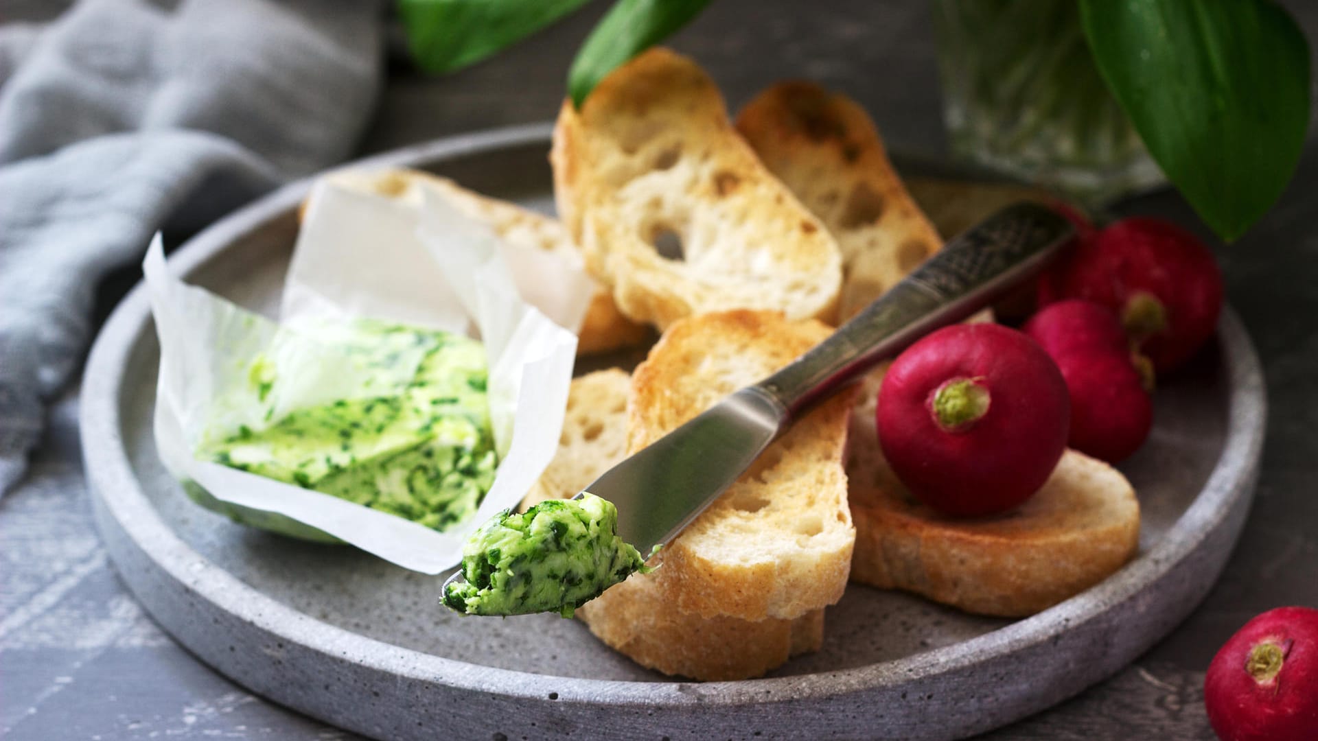 Bärlauchbutter: Anstelle von Knoblauchbutter können Sie auch die Variante mit Bärlauch probieren.