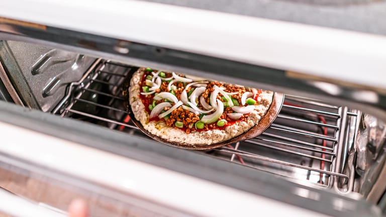 Fertiggerichte: Eine Tiefkühlpizza ist schnell gemacht – und schnell aufgepeppt.