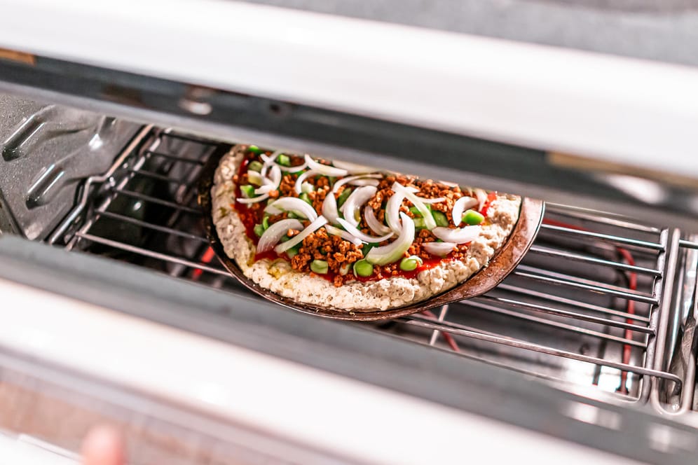 Fertiggerichte: Eine Tiefkühlpizza ist schnell gemacht – und schnell aufgepeppt.
